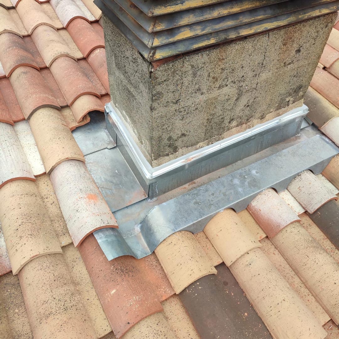 Gouttière et descente en zinc posées sur une maison en Essonne par Home Toiture