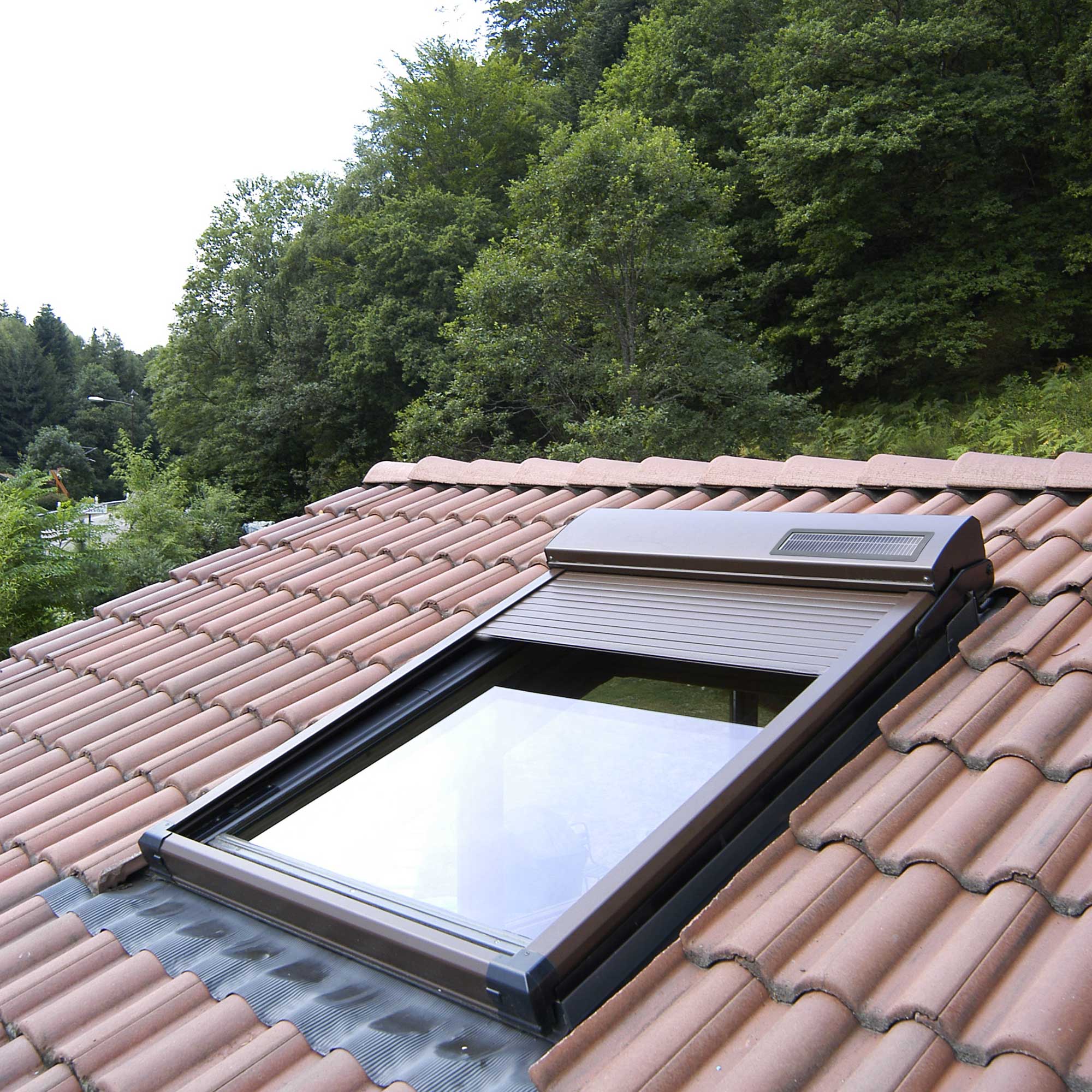 Fenêtre de toit Velux posée par Home Toiture en Essonne