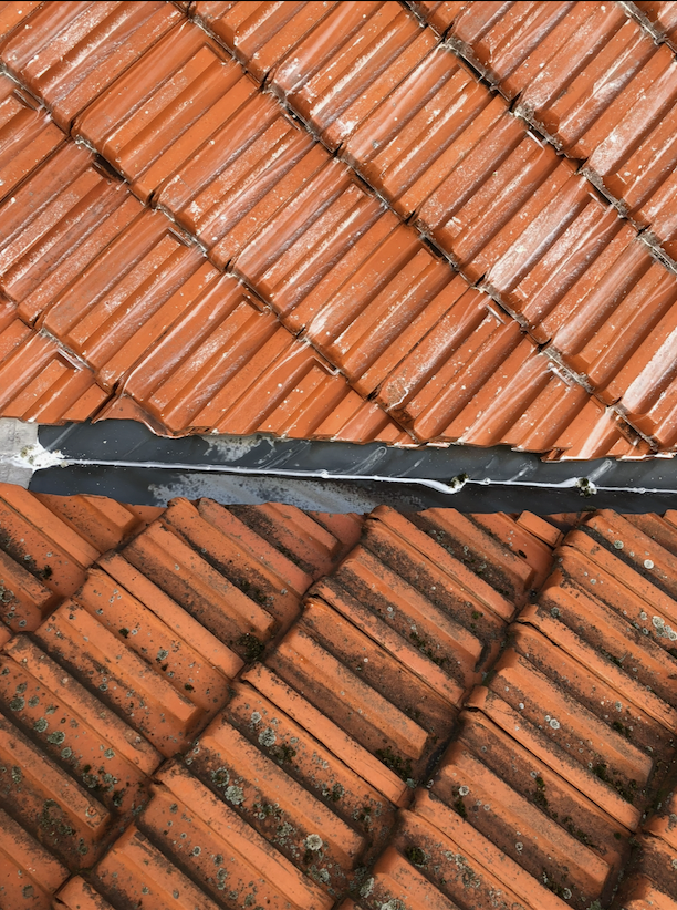 Faîtage de toiture en tuiles avec solin zinc repris et jointoyé