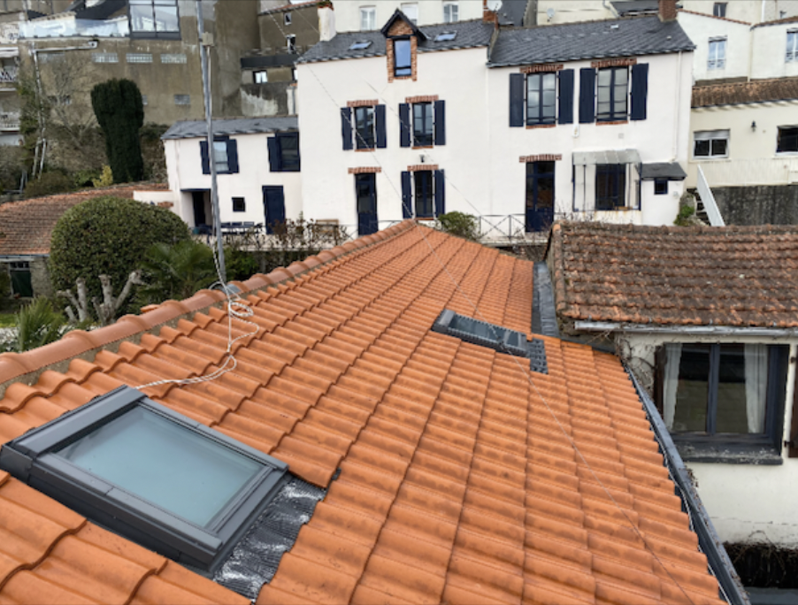 Toiture en tuiles canal propre après nettoyage, abergements Velux repris