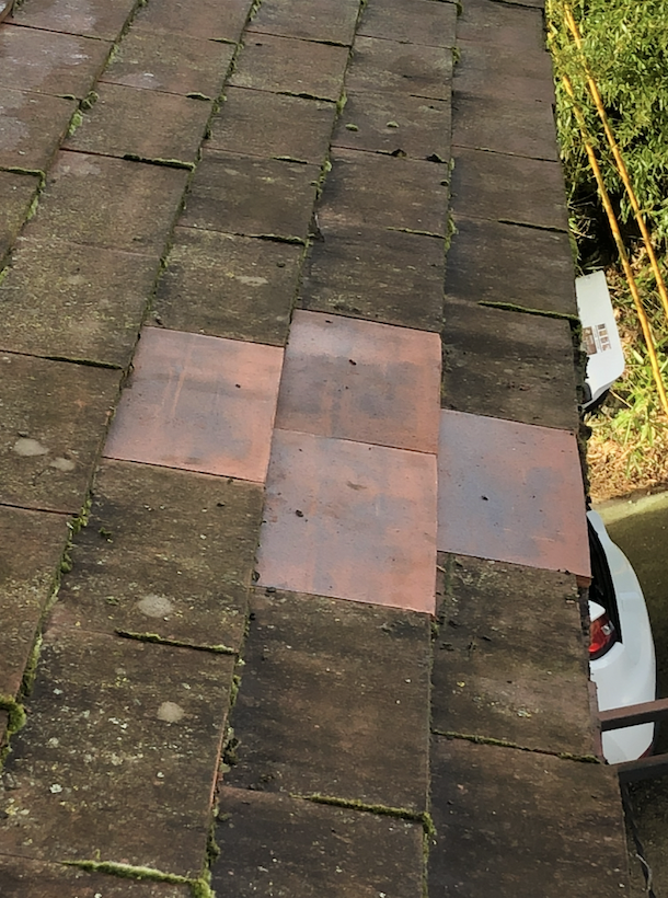 Tuiles plates neuves remplacées sur une toiture ancienne