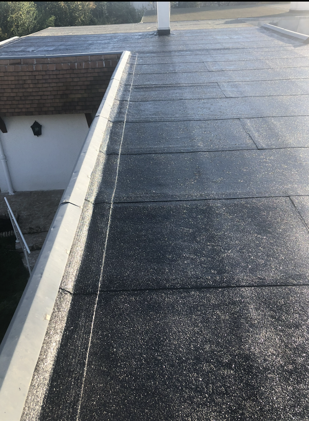 Toiture-terrasse en membrane bitumineuse autoprotégée avec rive en zinc