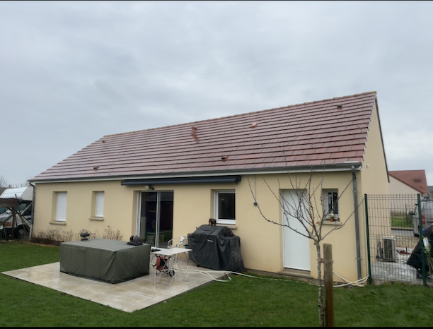 Toiture de maison de plain-pied nettoyée et uniforme après intervention