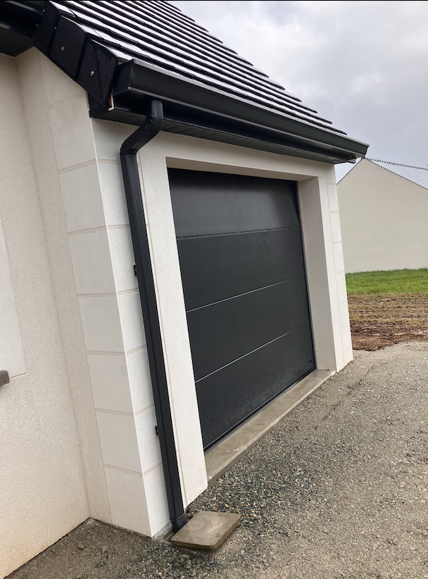 Gouttière et descente d'eau pluviale anthracite sur un garage neuf